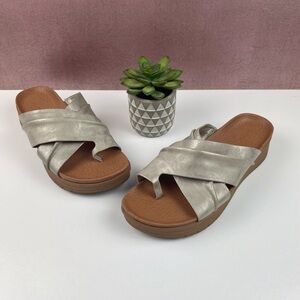 BareTraps Geraldine Metallic Gold Thong Open Toe Wedge Sandals Shoes Women 8.5